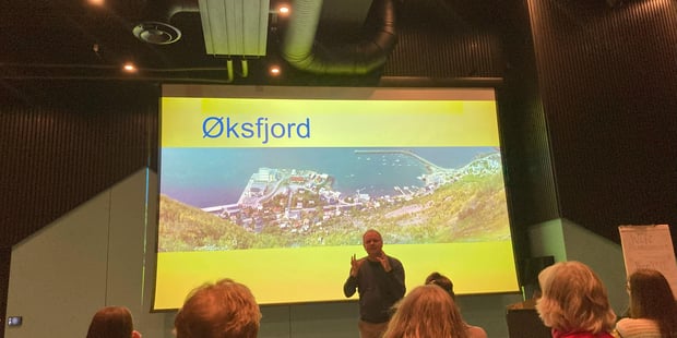 Roger Finjord holder foredrag.