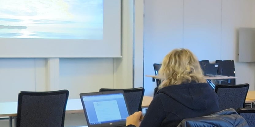Bilde av kursdeltaker sett bakfra