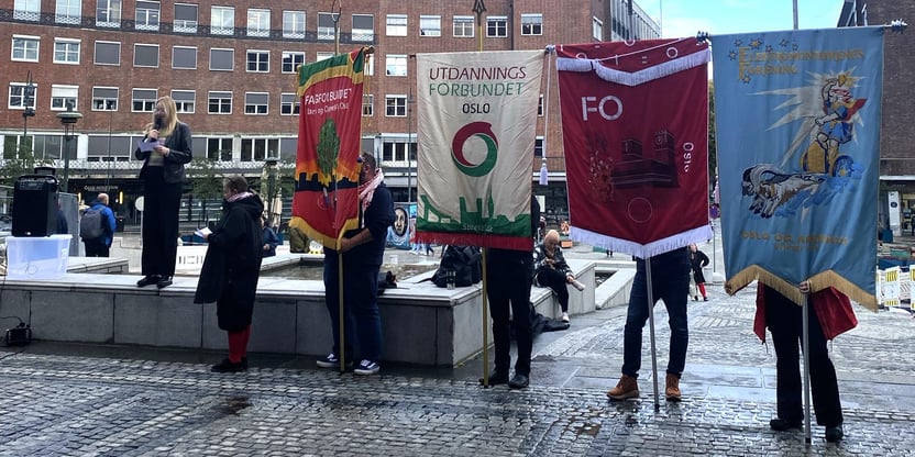 Budsjettmarkering i Borggården, Oslo Rådhus. Faner og appelant i Borggården