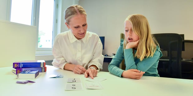 Elev får tilpasset opplæring og støtteundervisning av lærer.