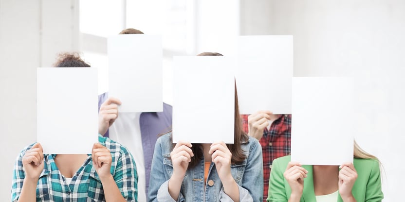 Bildet viser fem anonymiserte studenter eller lærere som står med et ark foran ansiktene sine.