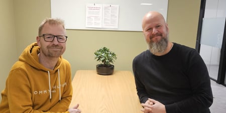 Bilde av Frode Jevne og Thore Johan Nærbøe sittende ved et bord