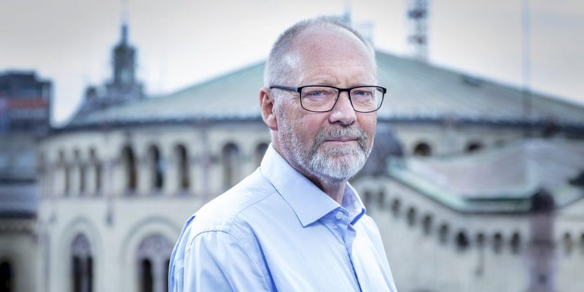 Spesialrådgiver Erik Orskaug i Unio står utendørs i lyseblå skjorte og ser mot fotografen.