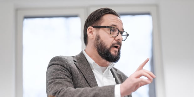 Foto Aksel Jemstad
Lærer med skjegg og briller i et klasserom