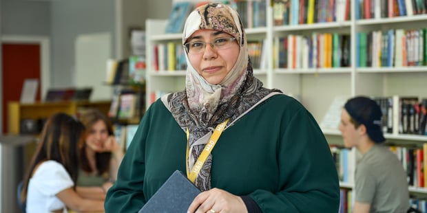 Grunnskoleelever undervises av lærer.