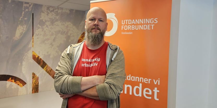 Bilde av Thore Johan Nærbøe, stående med armene i kors. FOTO: Tone Stangnes Gjerstad