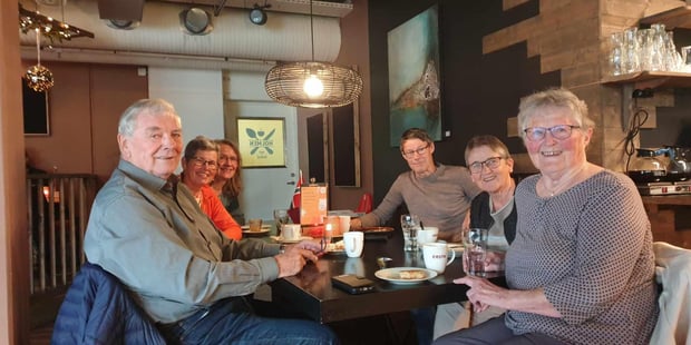 Ta deg ein kaffekopp saman med oss.
