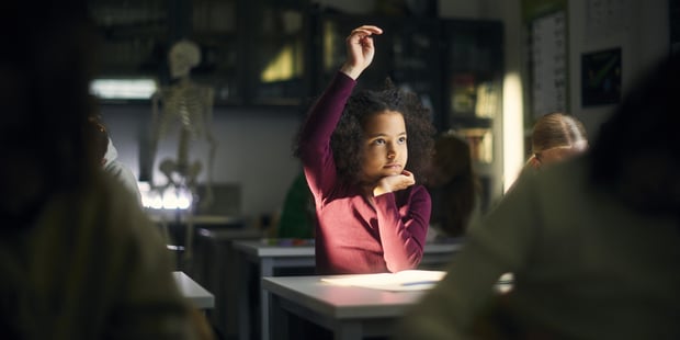 Bilder av barn og elever i Bruslettarnehage og Frogner skole. Barn i lek i barnehage og elever i klasserom og skolegård.