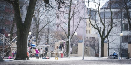 Barn leker ute på lekeplass. foto.
