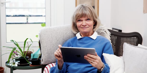 Voksen dame i stol med ipad