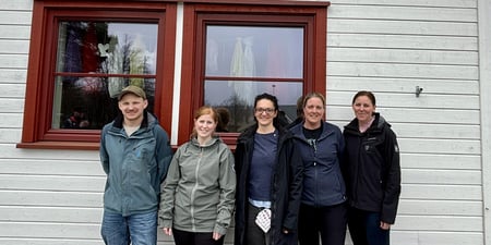 Foto av barnehagelærere og pedagogisk leder i Brekkeåsen barnehage i Tønsberg kommune. Dette er en av barnehagene i Tønsberg som har ansatt to ekstra i tillegg til grunnbemanningen.