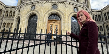 Ann Mari Milo Lorentzen på vei inn i Stortinget.