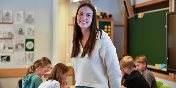 Grunnskoleelever undervises av lærer.