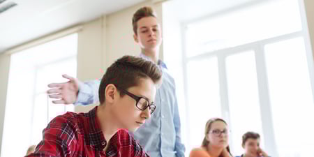 Foto av elev som blir plaget i klasserommet