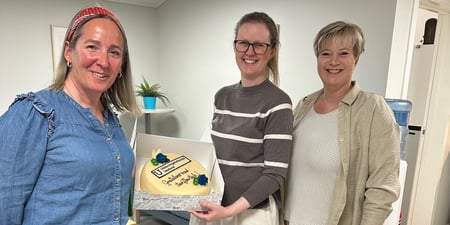 Bilde av rektor og medlem ved Kolbeinsvik Montessoriskule på Austevoll  sammen med leder av medlemsråd grunnskule UDF Vestland