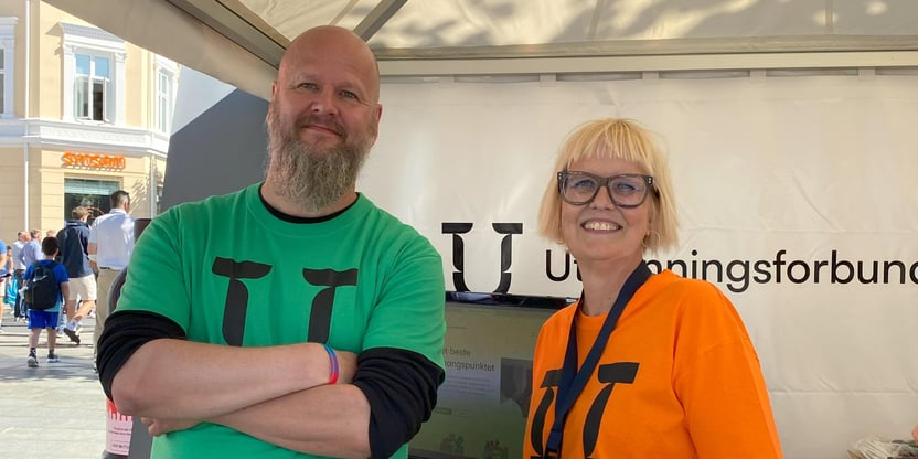 Kvinne og mann på stand for Utdanningsforbundet
