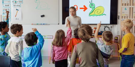 Lærer i klasserom med elever