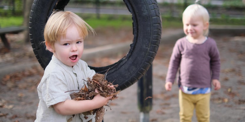 To barn leker ute i barnehagen