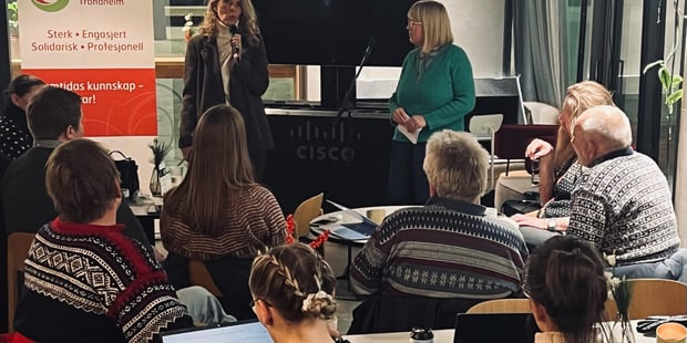 Bildet viser Monica Torsetnes, styrer i Ilabekken barnehager, holde sitt innlegg.