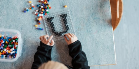 Barn som perler logoen til Utdanningsforbundet