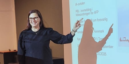 Hege Riise, kontaktperson for barnehagemedlemmer i Utdanningsforbundet Finnmark står foran et lerret og peker på opplistet tekst. Tittelen er  "Nytt fra fylkene"