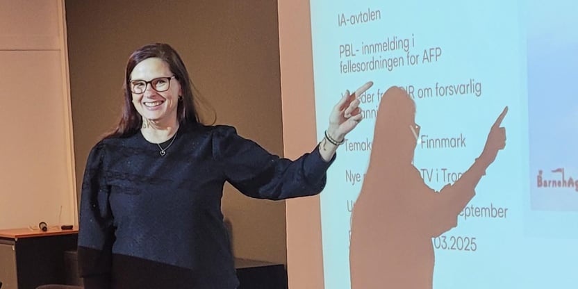 Hege Riise, kontaktperson for barnehagemedlemmer i Utdanningsforbundet Finnmark står foran et lerret og peker på opplistet tekst. Tittelen er  "Nytt fra fylkene"