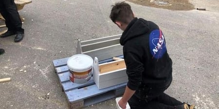 Illustrasjonsbilde fra Skarnes videregående. Elev som sitter med ryggen til og maler