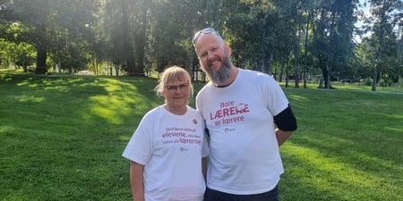 Bilde av Thore Johan Nærbøe og Aud Heiberg ute på gresset ved Gjøvik gård under streikemarkeringen.