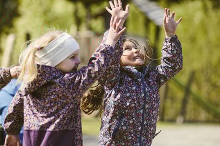 Bilder av barn og elever i Bruslettarnehage og Frogner skole. Barn i lek i barnehage og elever i klasserom og skolegård.