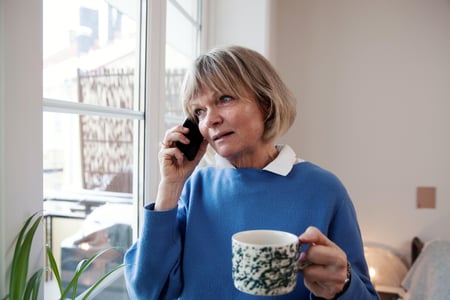 Kvinne snakker i telefonen