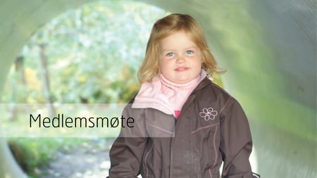 Barnehagebarn i en parkdress i en tunell. Teksten "Medlemsmøte" står nederst i venstre hjørne av bildet. Foto