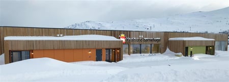 Foto av Kvalsund barnehage i snø