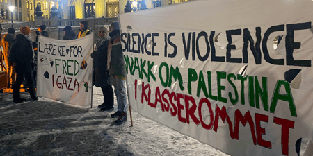 Demonstrasjonsdeltakere med bannere med teksten "Lærere for fred i Gaza" og Silence is violence, snakk om Palestina i klasserommet" Bildet er fra demonstrasjon 8. januar 2025 - "Stop the scholasticide".