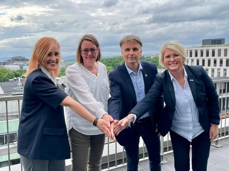 Fra venstre: Ann Mari Milo Lorentzen (Utdanningsforbundet), Anne Green Nilsen (Fagforbundet), Jørn-Tommy Schjelderup (PBL) og Marit Solheim (Delta) tar hverandre i hånda.