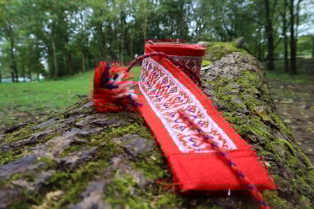 Bilde av samiske koftebelte i landskap