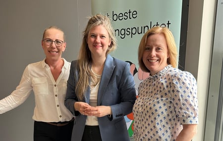Bilde av tre personer foran en banner for Utdanningsforbundet. Sofie Høgestøl er en av dem.