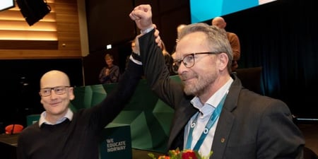 Påtroppende leder Geir Røsvoll gratuleres av avtroppende leder Steffen Handal. Foto.