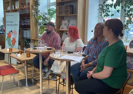 Debattpanelet på pedagogisk kafe, fra venstre Sigurd Ljøen (Bortigard barnehage), Isabel Hem-Grindheim (mor til barnehagebarn), Elisabeth Thorland (Blokkhaugen barnehage), Toril Kalsås (Debattleder)