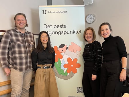 Fire personer foran en Roll-up. Bilde i forbindelse med konferanse om kunstig intelligens, Utdanningsforbundet Østfold