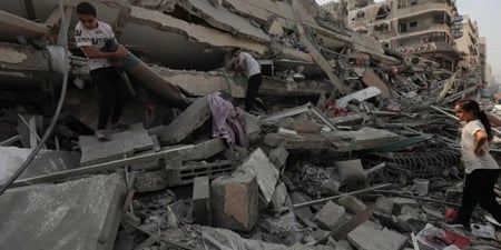 Foto av barn som rydder opp i ruinene i Gaza