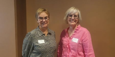 Bildet av Gry Rollag Føsker og Torill Beitdokken stående ved siden av hverandre