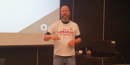 Bilde av fylkesleder Thore Johan Nærbøe fra scena under et kurs for lokallagsledere