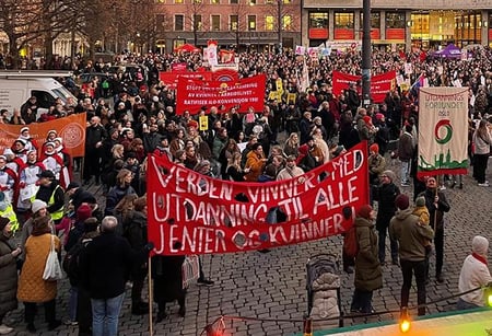 8. mars markeringen 2022, med fanen "Verden vinner med utdanning til alle jenter og kvinner". Foto