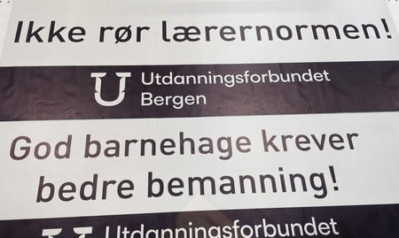 Bilde med tekst fra 1. mai-bannere: Ikke rør lærernormen! og God barnehage krever bedre bemanning
