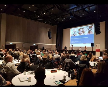 Kursrom med mennesker 