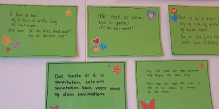 Bilde av 5 plakater med setninger på tema vennskap.