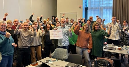 Bilde fra kurs, lokallagsstyremedlemmer viser sin støtte til streiken. Samling mennesker med en plakat i midten med teksten "Utdanningsforbundet Trøndelag støtter de streikende i NHO-barnehagene". FOTO.