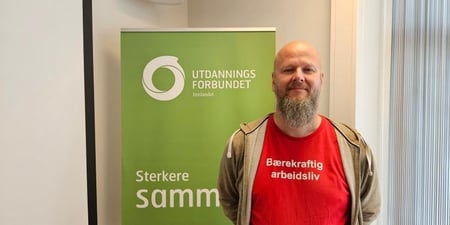Bilde av fylkesleder Thore Johan Nærbøe stående foran rollup med sterkere sammen på