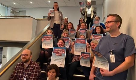 Markering av tillitsvalgte som sitter i trappen utenfor KS sitt møterom