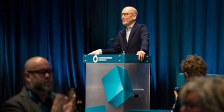 Steffen Handal bak en talerstol på UDF LM 2023